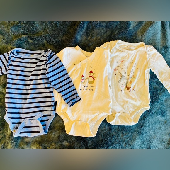 Bundle of 4 long sleeve onesies by baby GAP size 18-24M, one has stains - Picture 1 of 13